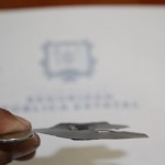 ESA LAMINA LA INTRODUCEN DENTRO DE LA RANURA DEL CAJERO Y CLONA LA INFORMACIÓN DE LAS TARJETAS Y LA GUARDA EN UN MICROCHIP.